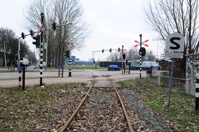 903918 Gezicht op de spooraansluiting van het industrieterrein Lage Weide te Utrecht, vanaf de spoorwegovergang in de ...